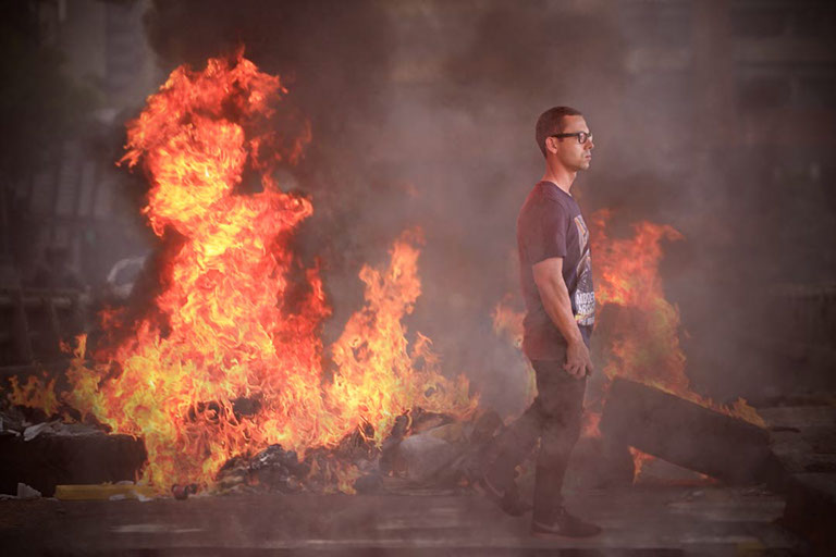 Felix Ossa - Unrest - Image of a public demonstration 