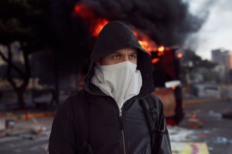 Felix Ossa - Unrest - Image of a public demonstration 